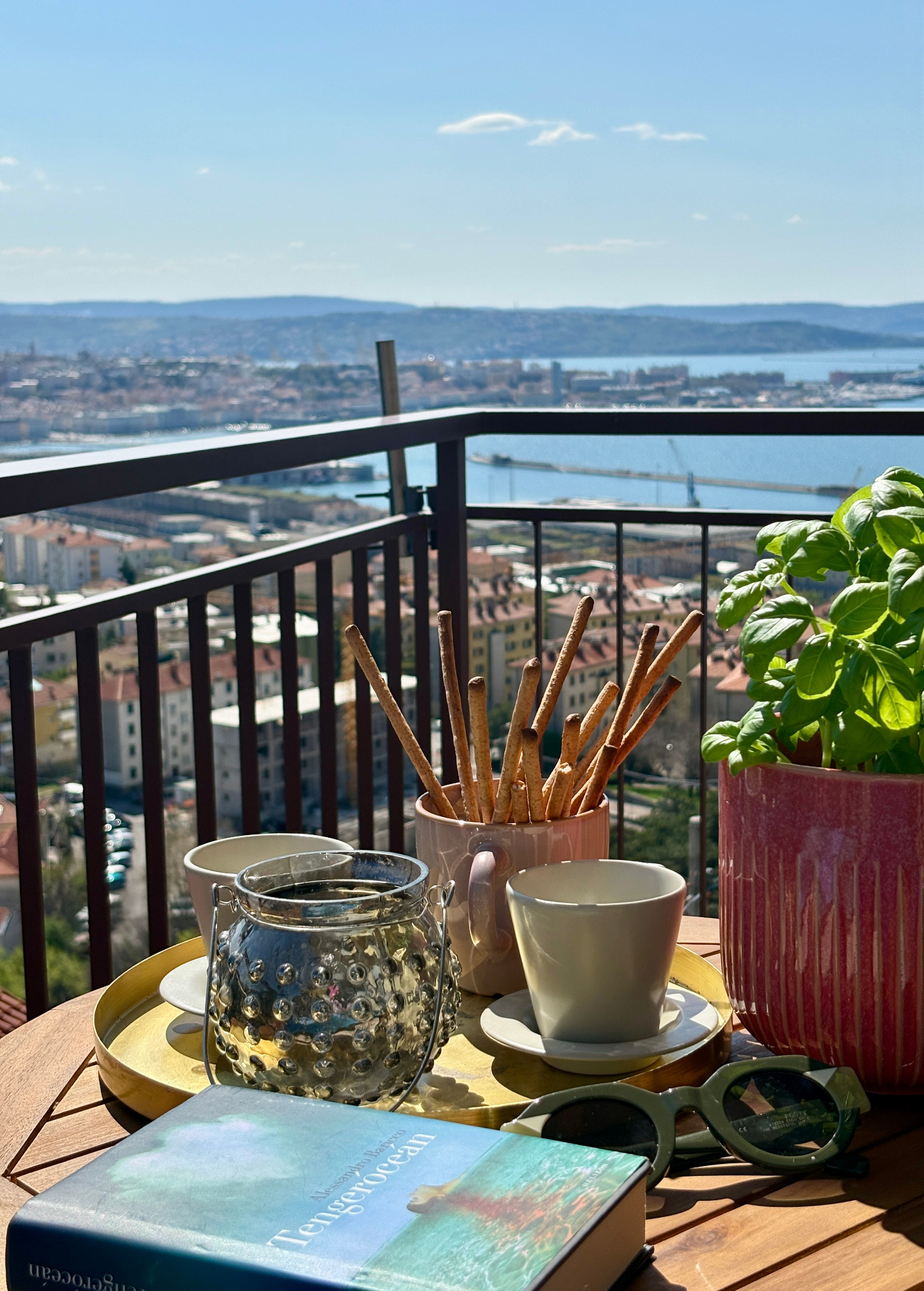 Reggeli kávé az erkélyen, Trieszt panorámájával