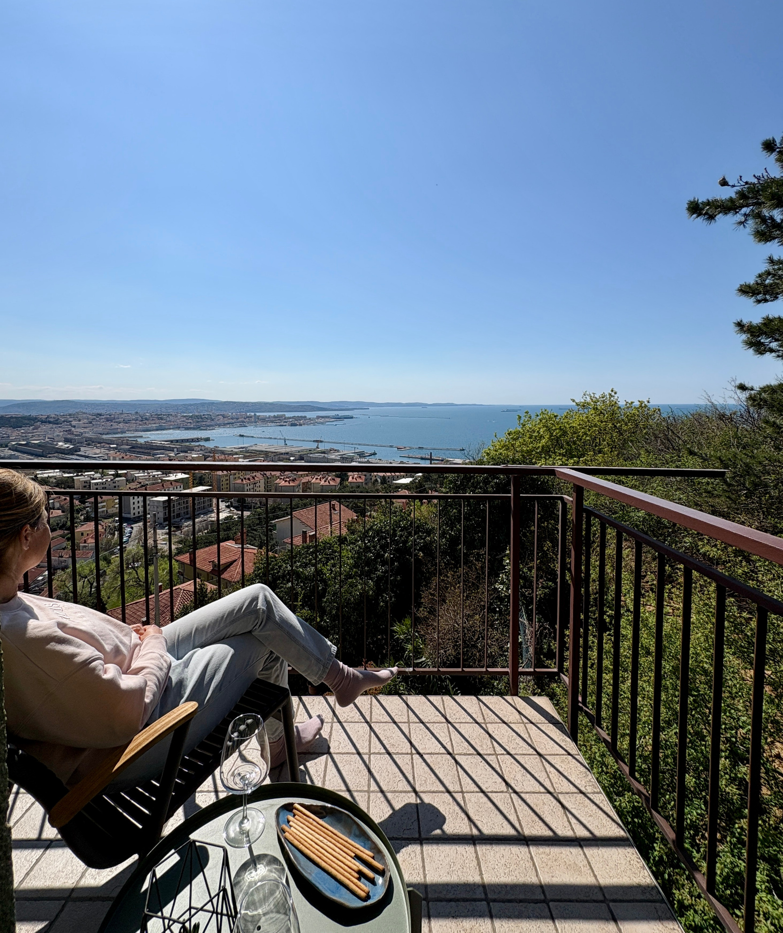 Pihenő a nyugati erkélyen, tengeri kilátással