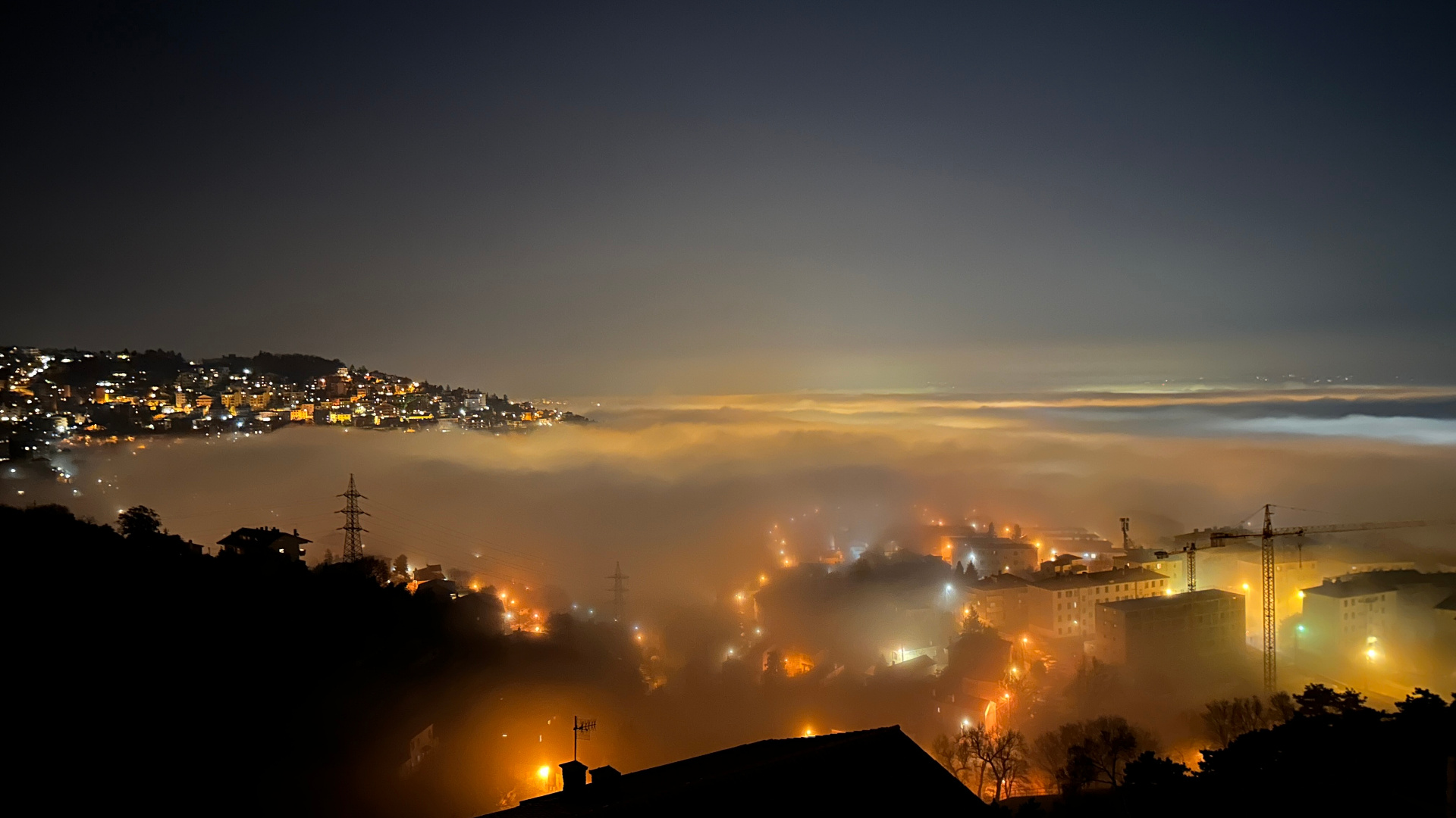 A Trieszti öböl éjszakai ködtakaróban, az erkélyről