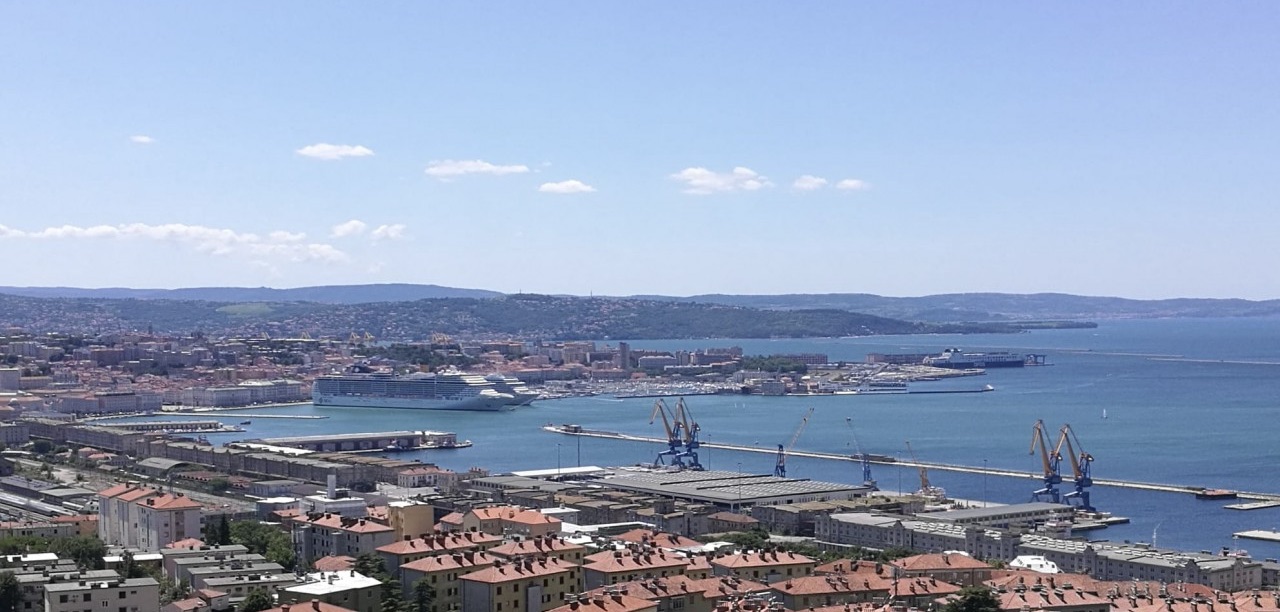 Trieszt kikötő panorámája az erkélyről