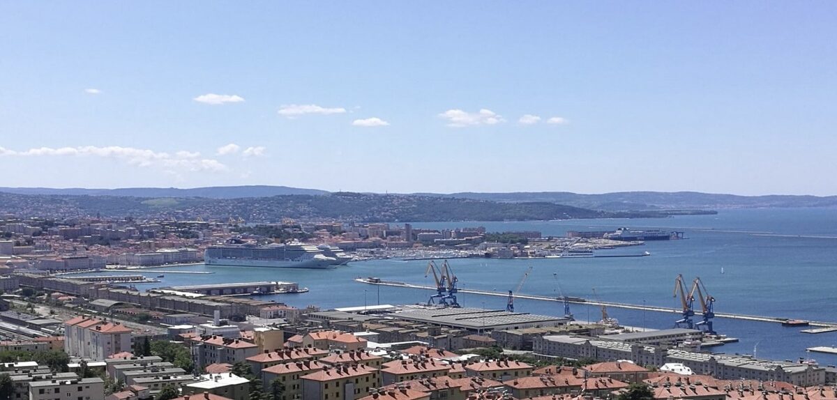 Trieszt kikötő panorámája az erkélyről
